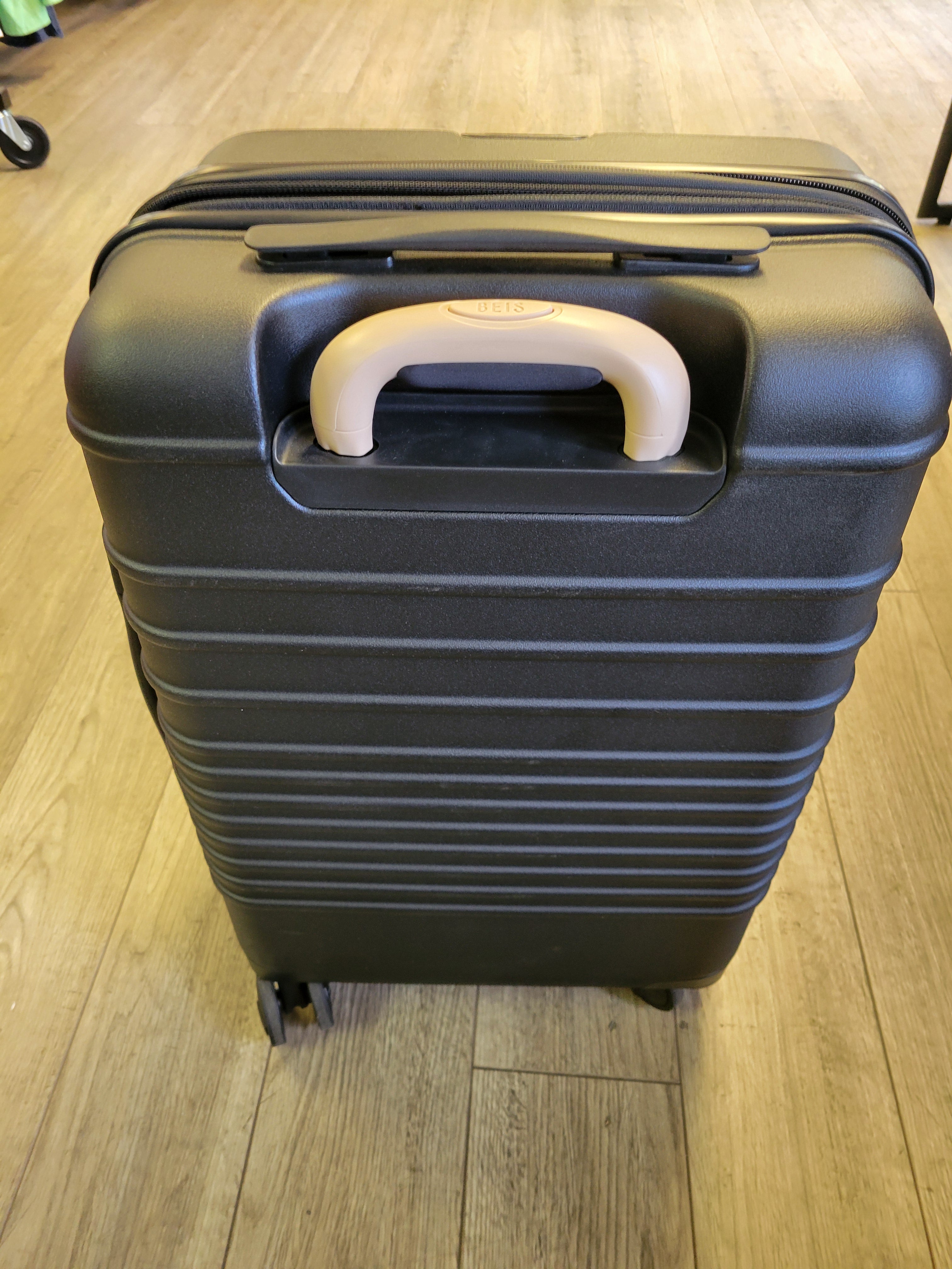 BEIS 21" Luggage The Carry-On Roller in Black